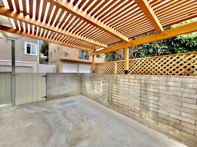Building Photo - Newly remodeled studio with Washer/Dryer i...