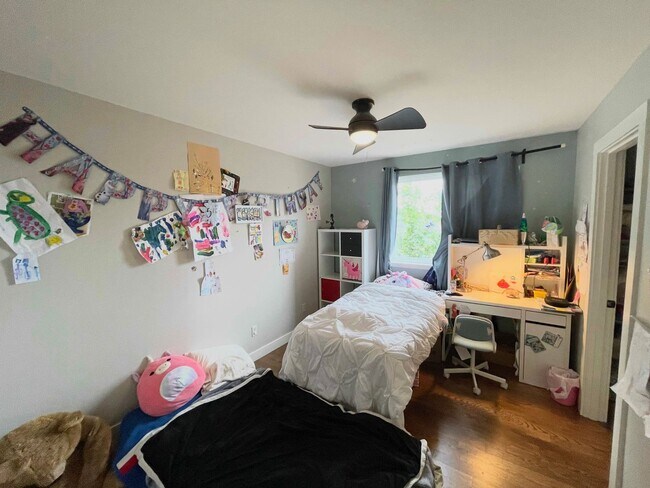 Building Photo - Spacious Corner-Lot Home 4 bed 3 bath – Green Lake, Seattle, WA