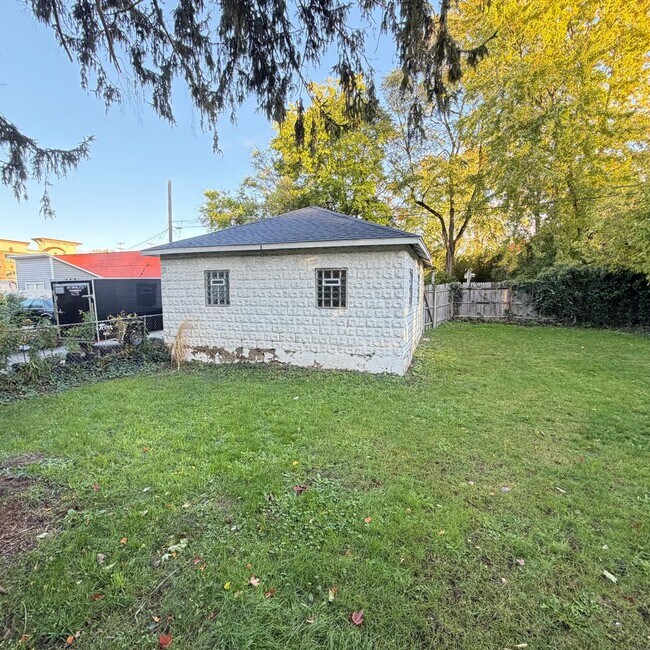 Building Photo - Large 3 bedroom home with a den!