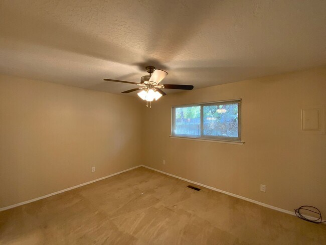 Building Photo - 3 Bedroom Single Story Home Near Juan Tabo...