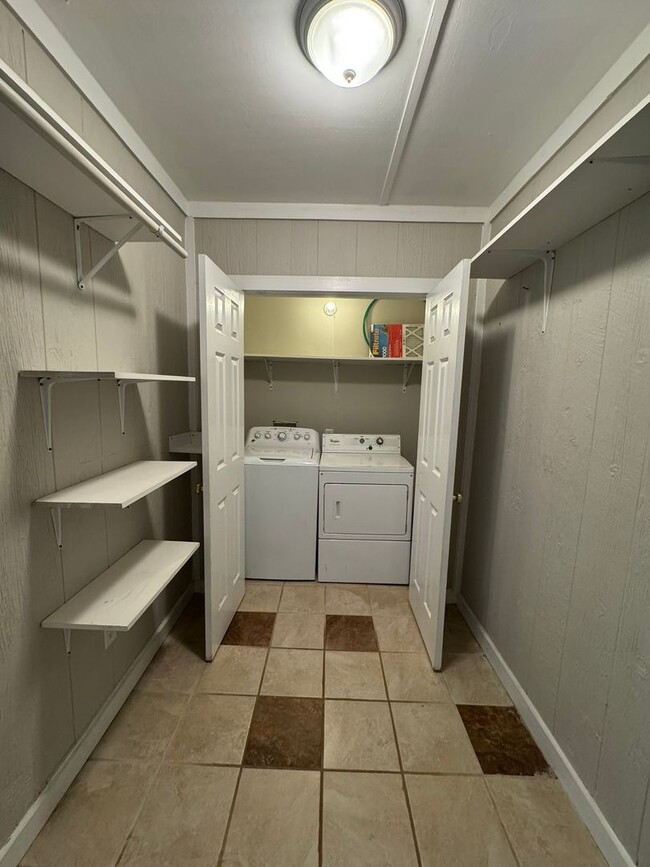 Building Photo - Arch Street Gem!