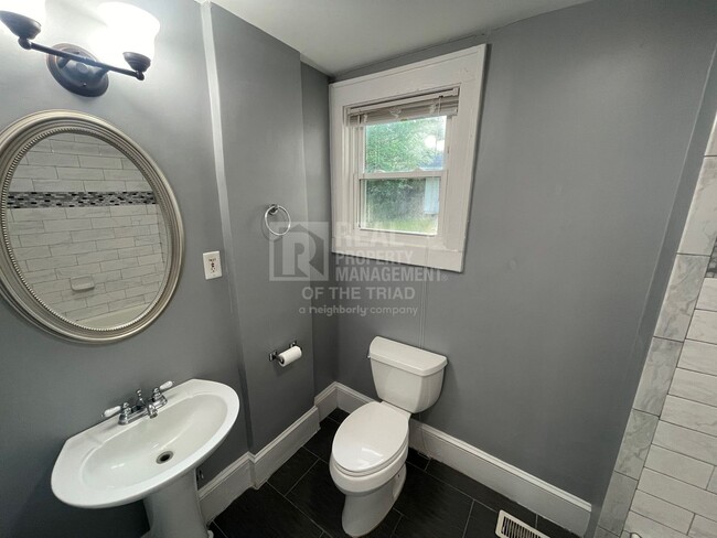 Building Photo - Unbelievable 4bd/2ba Home right next to NC...