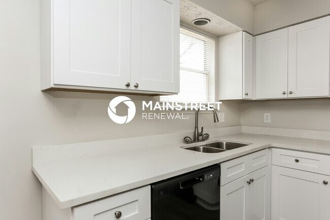 Building Photo - 3 Bedroom Pet-Friendly Home in Lithonia, GA with Main Street Renewal