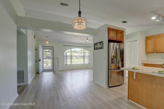 Building Photo - 243 Dickens Ave
