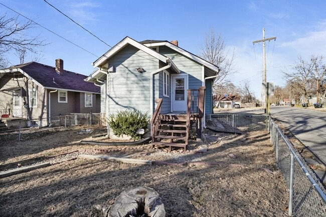 Building Photo - 2201 SW 8th St