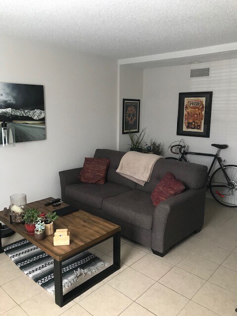 Building Photo - Excellent Town Home Near Campus!