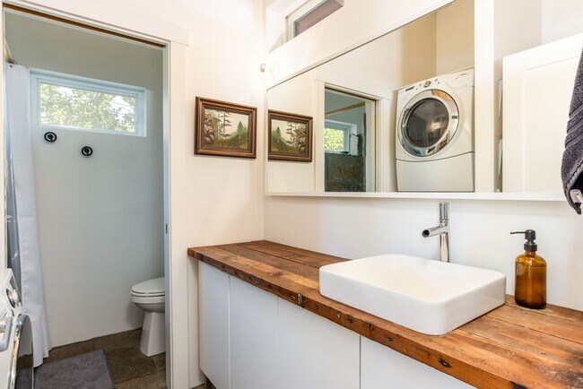 Building Photo - Furnished 2 Bed 2 Bath on Bend's Westside