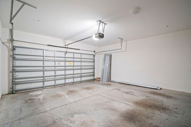 Building Photo - Beautiful Townhome in Laguna lakes 3 bedro...