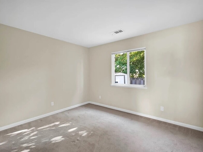 Building Photo - 1085 Chippewa Oak Dr NE