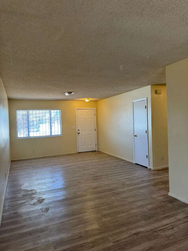 Building Photo - 2 bedroom 2 bath Single Story located in HENDERSON