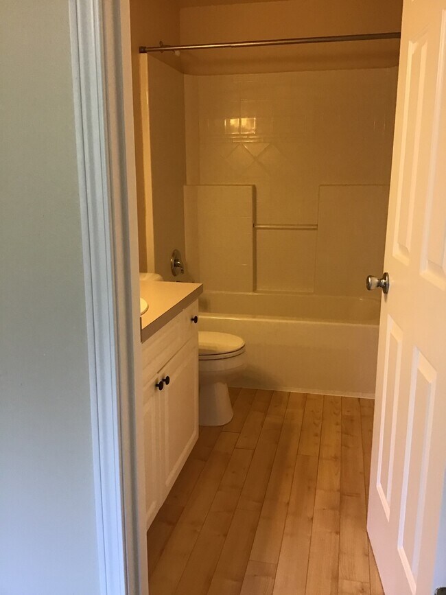 Building Photo - 2 Bed 2.5 Bath Townhouse with Lake access