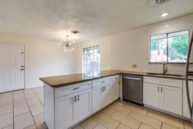 Building Photo - Cute 2 Bedroom 1 Bath- Walking Distance to...