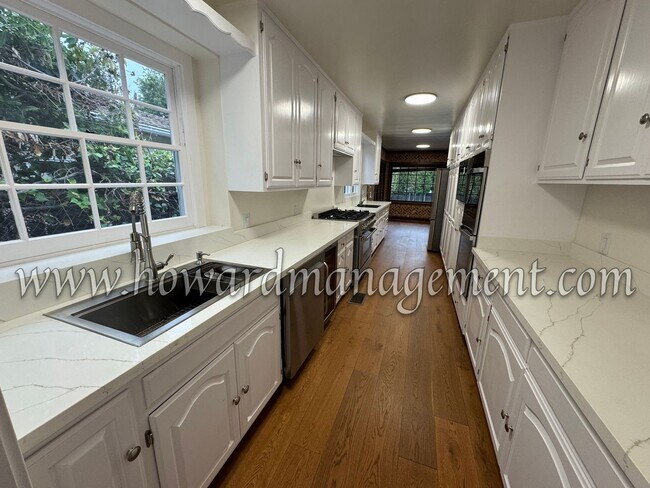 Building Photo - Contemporary Style 5bed/5bath Home with Ad...