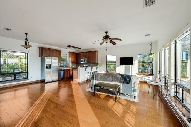 Building Photo - 17005 Northlake Hills Dr