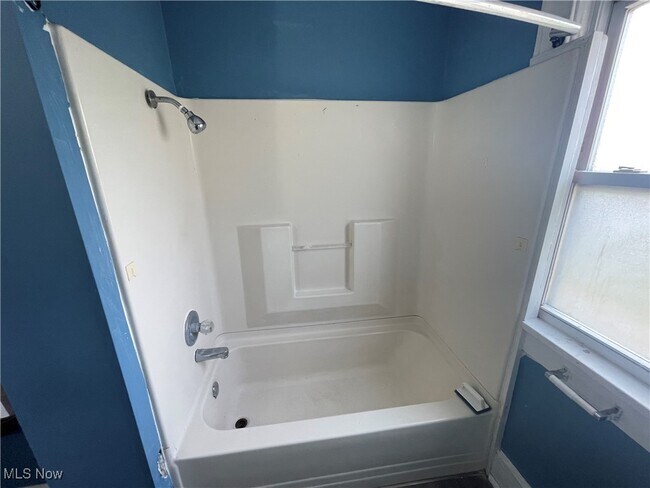 Building Photo - 301 Roslyn Ave NW
