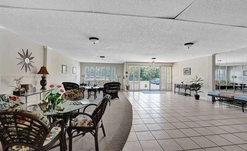 Building Photo - 1516 S Lakeside Dr