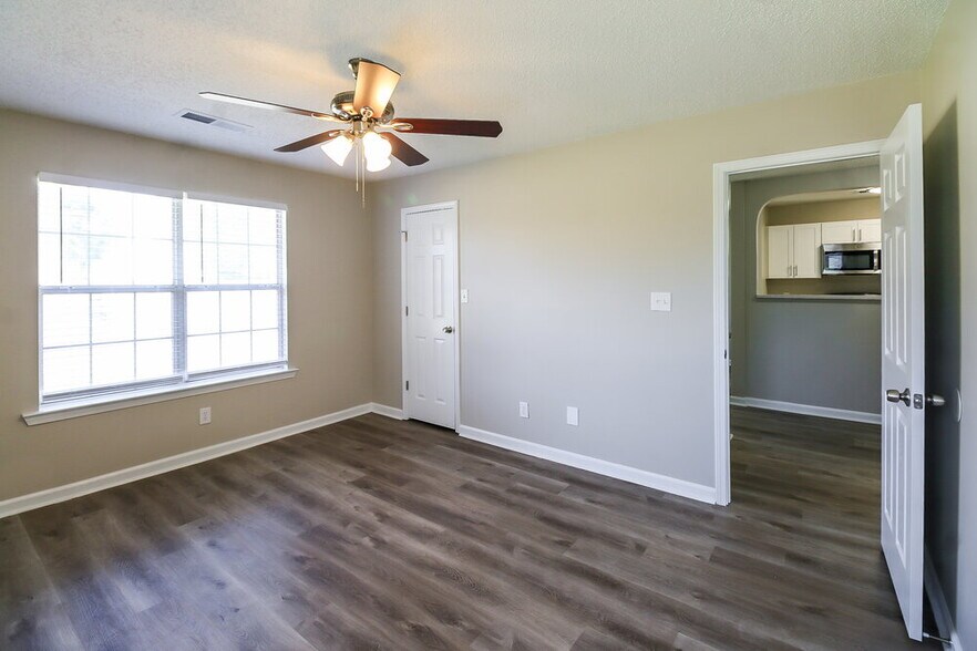 Building Photo - 1299 N Hampton Dr