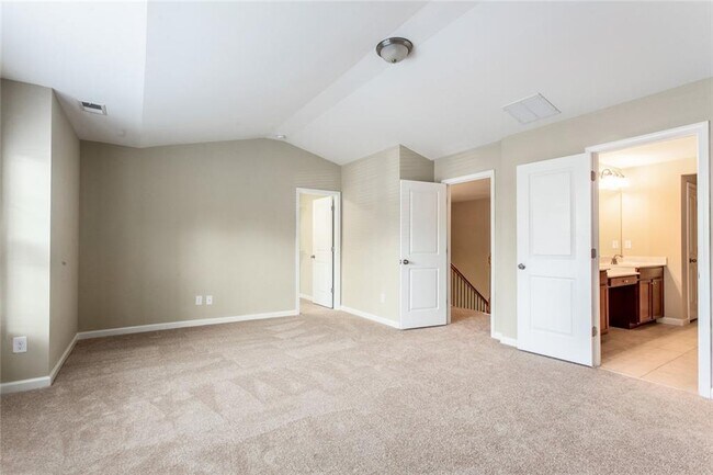 Building Photo - 2105 Greencrest Cir
