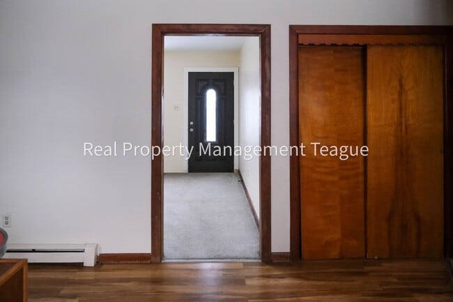 Building Photo - Charming 3 bedrooms in Rensselaer