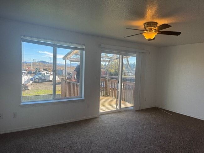 Building Photo - 3 Bed, 2 Bath Townhouse Available!