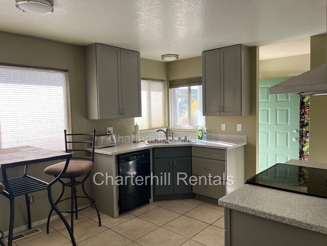 Building Photo - Lovely home on large lot down a private la...