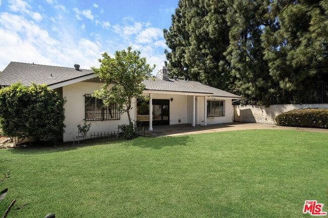 Building Photo - 2332 Hillhurst Ave