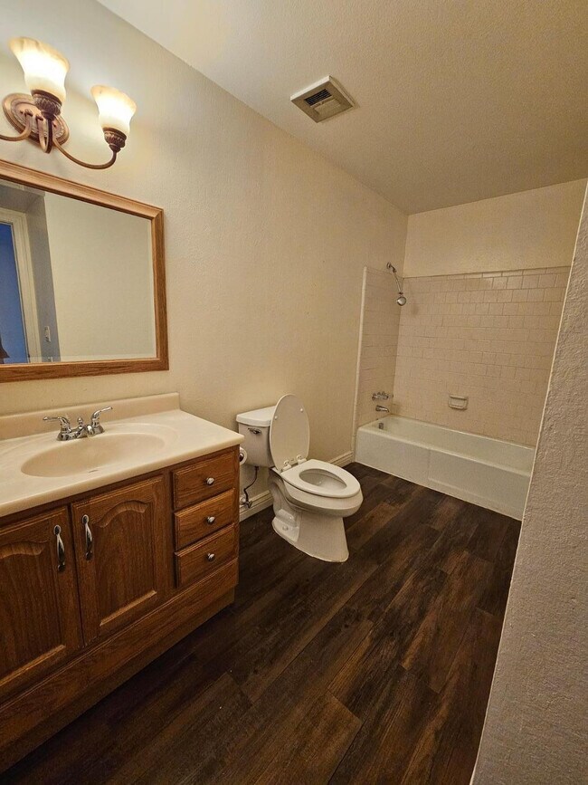 Building Photo - 5129 E Poinsettia Dr