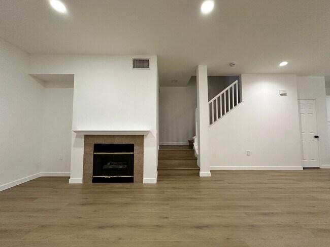 Building Photo - Townhouse at the Bordeaux Gated Community 3bed 2.5 bath