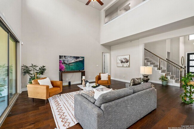 Building Photo - Charming Home Awaits: Spacious & in a Prime Location