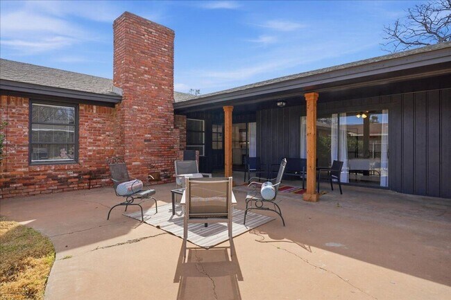 Building Photo - Charming one-of-a-kind 4 Bedroom Home