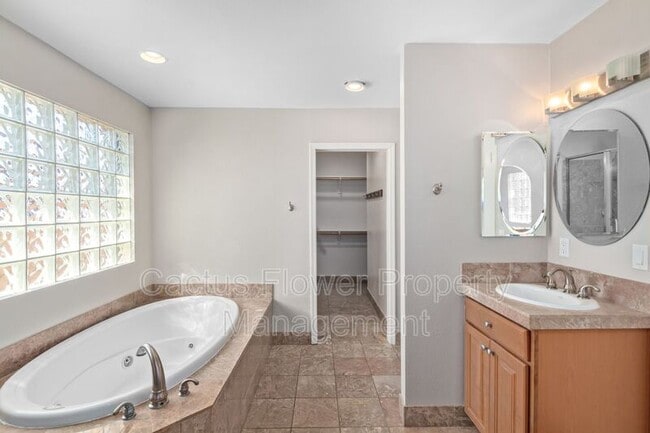 Building Photo - 5217 E Sheena Dr