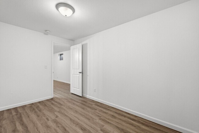 Building Photo - 4 bedroom / 2 bath / Beautifully Updated