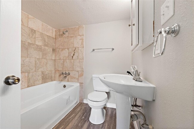 Building Photo - Lovely 2 Bedroom 2 Bath Duplex