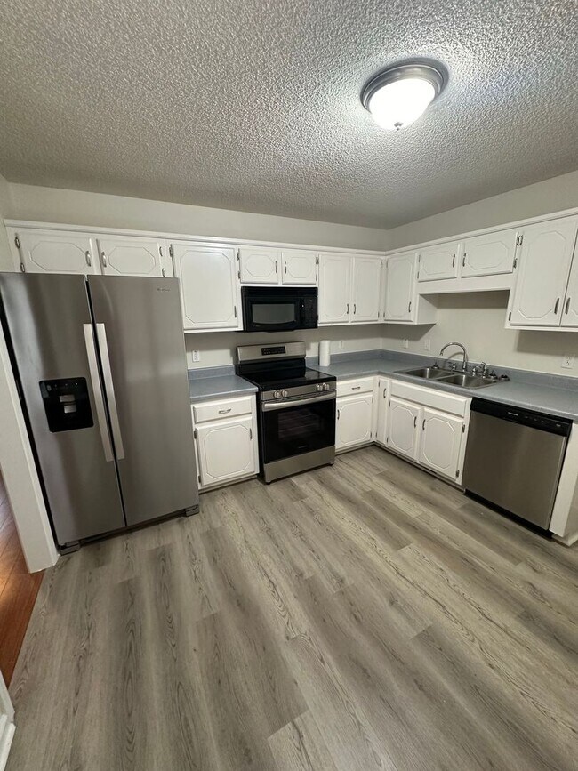 Building Photo - Cute 2 Bedroom 2 Bath Home with a 2 Car Garage!