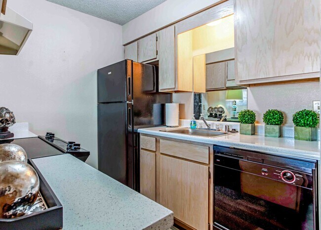 Building Photo - 501 Par Dr