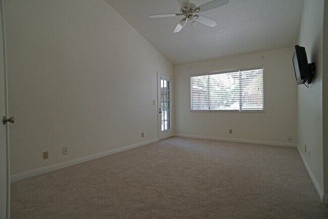 Building Photo - beautiful 3-bedroom, 2-bathroom single-story home in Roseville!