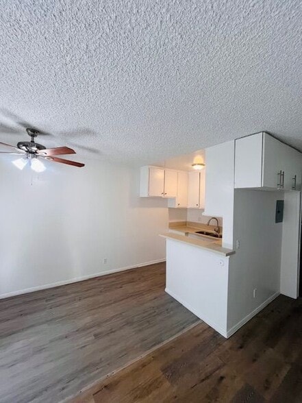 Building Photo - 1260 Beachwood Dr