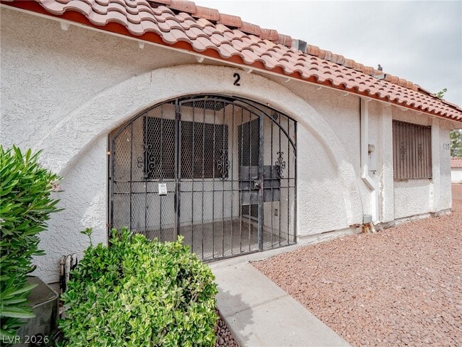 Building Photo - 825 Hedge Way