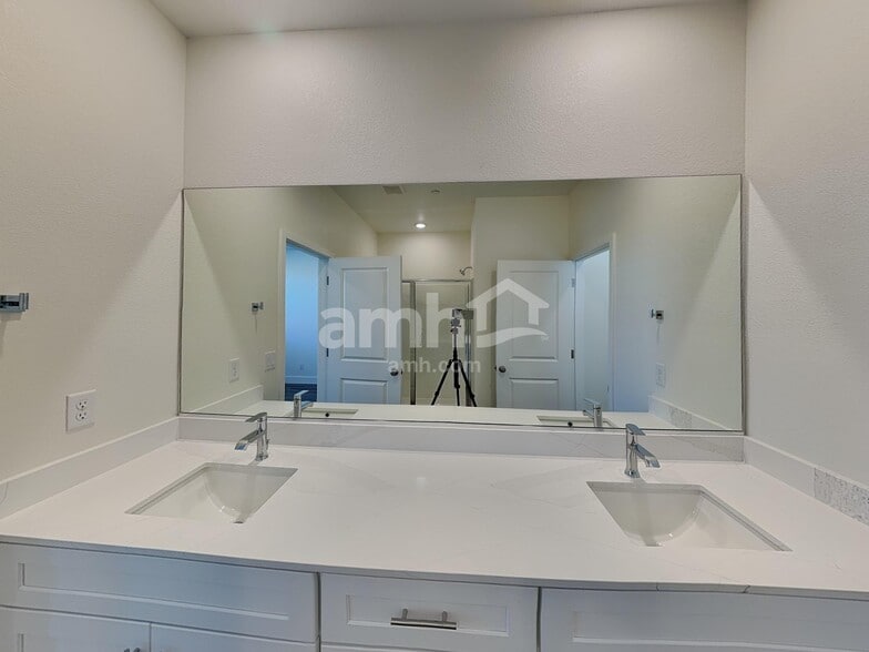 Building Photo - 682 Crimson Flare Ct