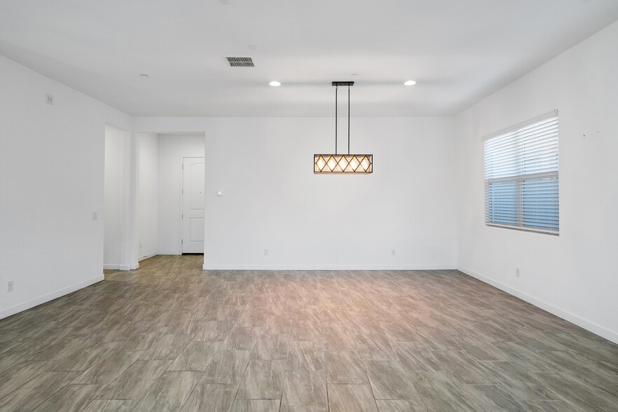 Building Photo - 9738 E Tiburon Ave