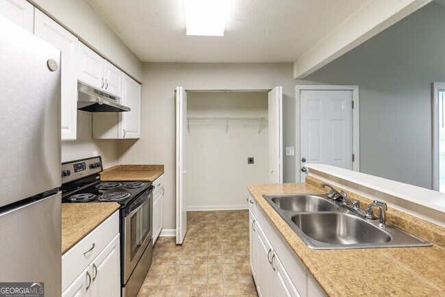 Building Photo - 9512 Forest Knoll Dr