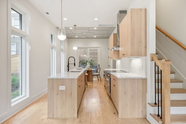 Building Photo - Stunning End Unit Townhome in Salemtown