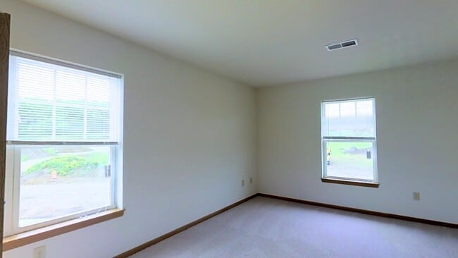 Building Photo - Condo Style Upper 3 Bedroom 2 Bathroom Apartment is Available