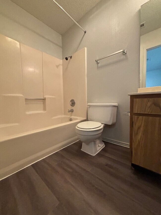 Building Photo - 2033 Redwing Way