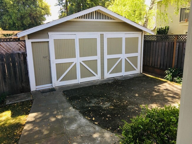 Building Photo - 1122 Channing Ave