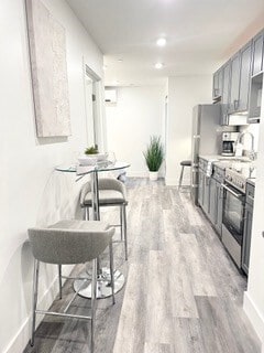 Building Photo - 585 Essex St