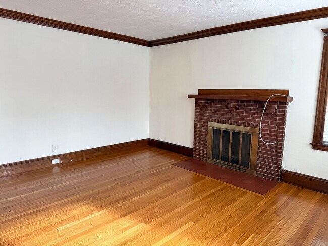 Building Photo - Charming 3-Bedroom Haven in prime Milton neighborhood!