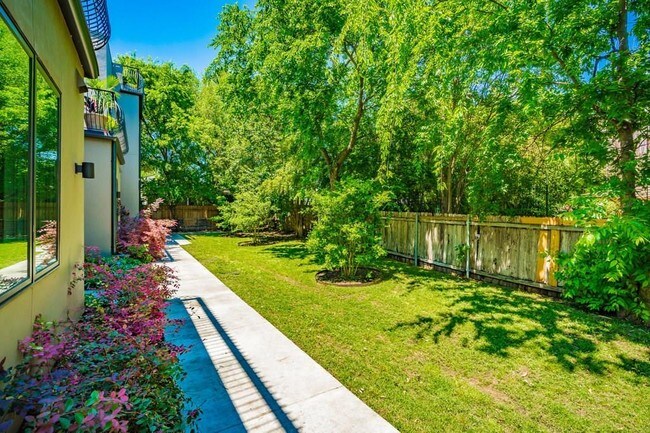 Building Photo - 206 E Live Oak St