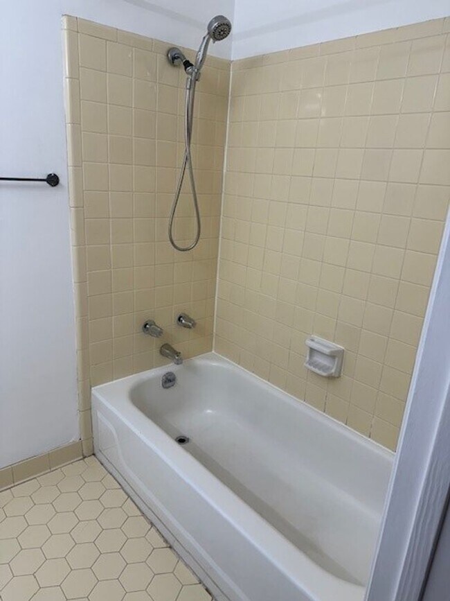 Building Photo - Nice 3 Bed 2 Bath Available Now!