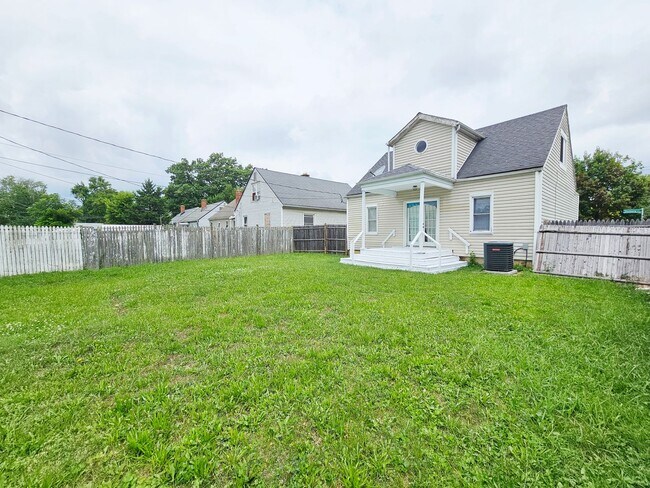 Building Photo - Available Now! 3 Bedroom Home with Central Air